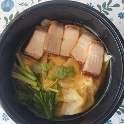 บะหมี่เกี๊ยวหมูกรอบ