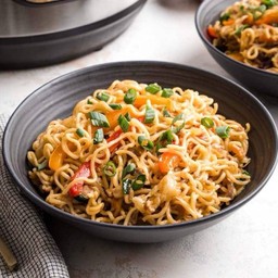 Stir-fried instant noodles ( ผัดมาม่า )