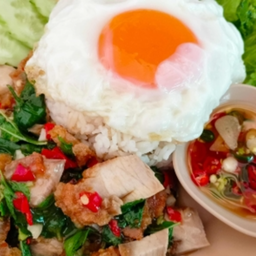 KH08.14 ผัดกะเพราหมูกรอบ  50 กรัม +ไข่ดาว 1 ฟอง ราดข้าว