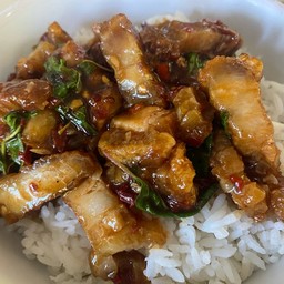 กระเพราหมูกรอบ