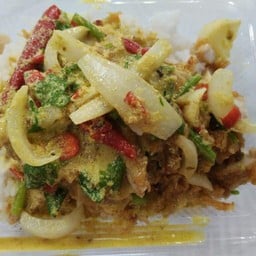 ข้าวไก่กรอบผัดผงกะหรี่(พิเศษ)