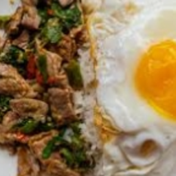 KH08.35 ผัดกะเพราเนื้อวัว 50 กรัม+ไข่ดาว 1 ฟอง ราดข้าว