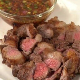 เนื้อย่าง น้ำจิ้มขม/น้ำจิ้มเปรี้ยว