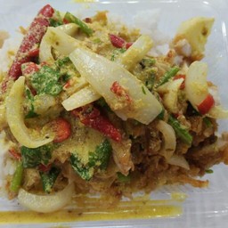 ข้าวไก่สไปร์ผัดผงกะหรี่