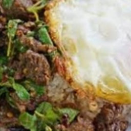 KH08.31 ผัดกะเพราเนื้อวัว ตุ๋น 50 กรัม ไข่ดาว 1 ฟอง ราดข้าว