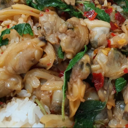 KH08.57 ผัดกะเพรา เนื้อหอยลาย 50 กรัม ราดข้าว