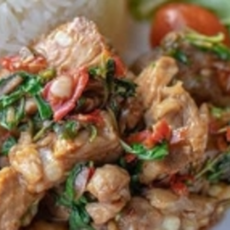 KH08.17 ผัดกะเพรากระดูกอ่อนใบพายหมู (ตุ๋น) 50 กรัม ราดข้าว