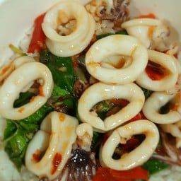 กะเพราปลาหมึก.ราดข้าว
