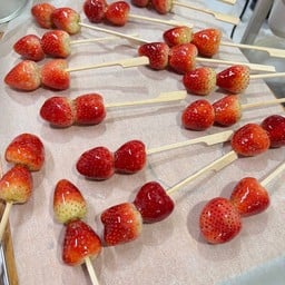 ถังหูลู่ 3-4ไม้ สตอเบอรี่ตามขนาดsize ไม้ละ 2 ลูก สตอเบอรรี่เกาหลี 15นาที ไกลมากอาจจะละลาย ไม่เกิน 2km.