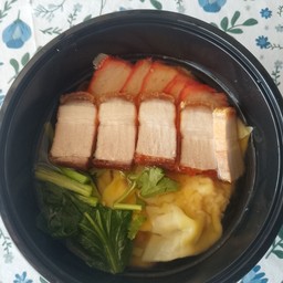 บะหมี่เกี๊ยวหมูแดงหมูกรอบ