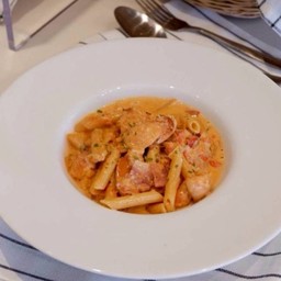 พาสต้าซอสโรเซ่เบคอนไส้กรอก