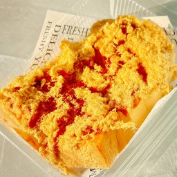 ขนมปังปิ้งไก่หยองพริกเผา