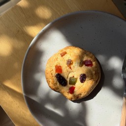 Fruit rum cookie