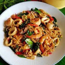 Stir-fried instant noodles with basil(ผัดมาม่ากระเพรา)
