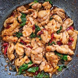 ผัดใบโหระพาราดข้าว