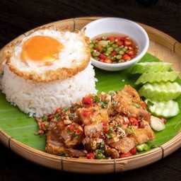 ข้าวหมูกรอบผัดพริกเกลือไข่ดาว