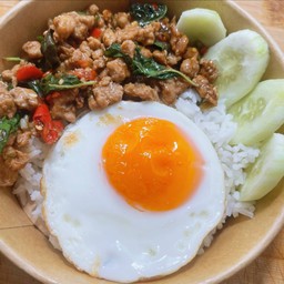 ข้าวกระเพราหมูสับไข่ดาว