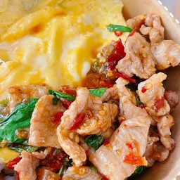 ข้าวไข่ข้นกะเพราหมูนุ่ม