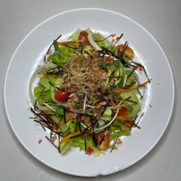 สลัดไข่กุ้งซอสงาดำ