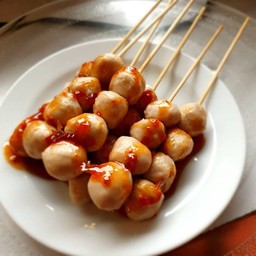 ลูกชิ้นหมูทอดเสียบไม้ลูกชายมาโนช