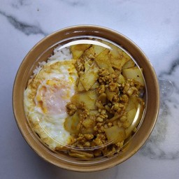 ข้าวพริกแกงใต้ผัดหน่อไม้ดองหมูสับ+ไขดาว