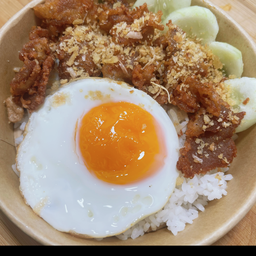 ข้าวหมูกระเทียมไข่ดาว