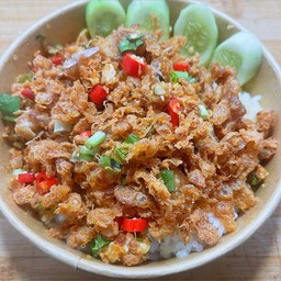 ข้าวหมูคั่วเกลือ ไข่กรอบ