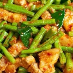 Ki02.24 ผัดพริกแกง หมูสามชั้น 150 กรัม ใส่ถั่วฝักยาว 100 กรัม