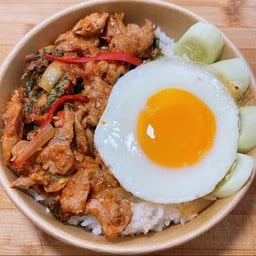 ข้าวผัดพริกแกงไข่ดาว