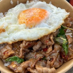 ข้าวผัดกระเพาพริกแห้งเนื้อสไลด์