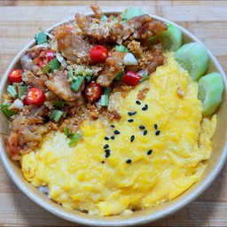 ข้าวหมูคั่วเกลือไข่ข้น