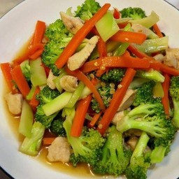 ผัดผักรวมใส่ไก่