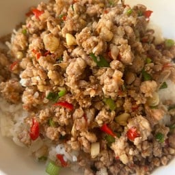 หมูสับคั่วพริกเกลือ ราดข้าว