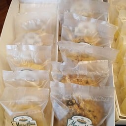 ชุดกล่องของขวัญ มนคุกกี้ธัญพืช+ คุกกี้เนยถั่ว