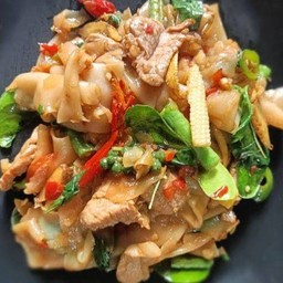 เส้นใหญ่ผัดขี้เมา