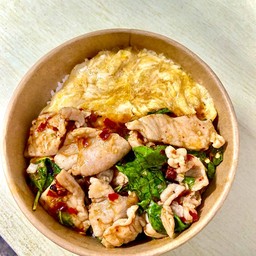 กระเพราหมูชิ้น + ไข่ข้น