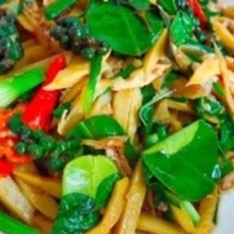 Ki02.37 ผัดขี้เมา ไก่ 150 กรัม ใส่หน่อไม้ดอง 100 กรัม