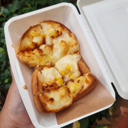 ขนมปังชีส หน้าข้าวโพดชีส