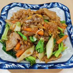 เส้นใหญ่ผัดซีอิ๊วหมู