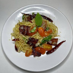 สปาเก็ตตี้ผัดเบคอนพริกแห้งน้ำมันมะกอก