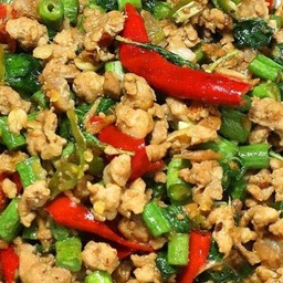 ข้าวหน้ากระเพราไก่สับใส่ถั่วฝักยาว