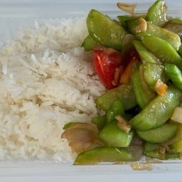 ข้าวราดแตงกวาหมูสับ