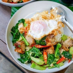 กระเพราหมูกรอบราดข้าว+ไข่ดาว