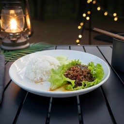 ข้าวกะเพราพริกแห้งเนื้อโคขุน