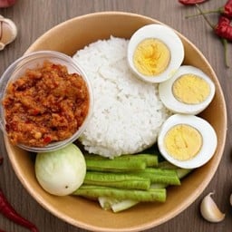 ข้าวไข่ต้มน้ำพริก ผักสด