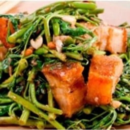 Ki02.04 ผัดไฟแดงกระเฉด 100 กรัม หมูกรอบ 150 กรัม