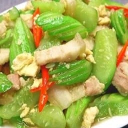 Ki02.66 ผัดน้ำมันพืช หมูสามชั้น 150 กรัม+แตงร้าน 100g+ไข่ 3 ฟอง