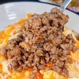 ข้าวราดหมูสับกระเทียมไข่เจียว