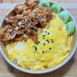 ข้าวหน้าหมูกระเทียม ไข่ข้น