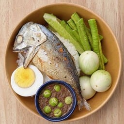 ข้าวปลาทูน้ำพริกกะปิผักสด